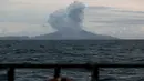 Gunung Anak Krakatau memuntahkan material vulkanik selama letusan seperti yang terlihat dari kapal Angkatan Laut Indonesia di perairan Selat Sunda (28/12). (AP Photo/Fauzy Chaniago)