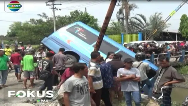 Akibat pengemudi ugal-ugalan, sebuah kendaraan mini bus yang mengangkut enam penumpang menabrak seorang wanita yang tengah mengendarai sepeda motor di depannya.