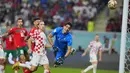 Dalam laga yang digelar di Khalifa International Stadium, gawang Maroko yang dikawal Yassine Bounou dua kali jebol pada menit ke-7 lewat gol Josko Gvardiol dan pada menit ke-42 melalui aksi Mislav Orsic. (AP Photo/Hassan Ammar)