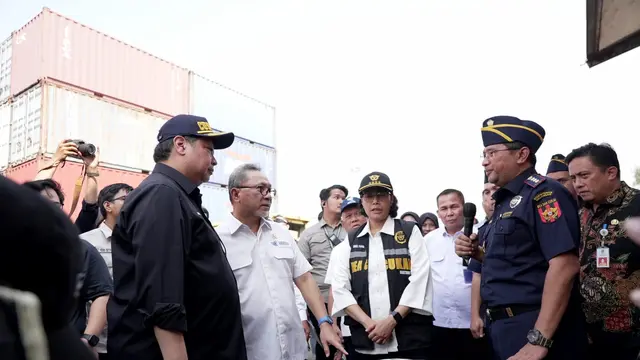Menteri Koordinator Bidang Perekonomian Airlangga Hartarto dalam Konferensi Pers usai memimpin pemusnahan barang impor ilegal di Komplek Tempat Penimbunan Pabean Bea dan Cukai Cikarang, Simpangan, Kecamatan Cikarang Utara, Kabupaten Bekasi.