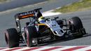 Pebalap Force India, Sergio Perez, berada di posisi keempat dengan waktu 1 menit 23,721 detik pada sesi sore hari keempat tes pramusim F1 2016 di Sirkuit Catalunya, Barcelona, Spanyol, Jumat (4/3/2016). (Reuters/Albert Gea)