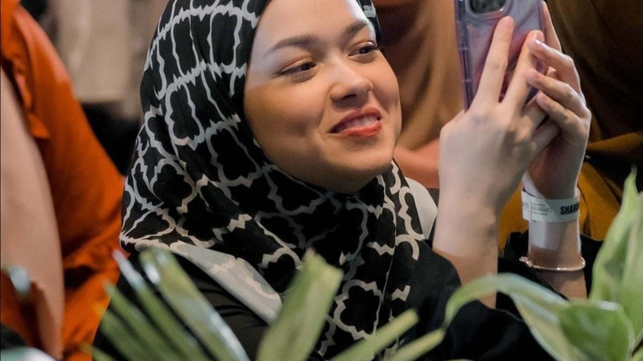 Rebecca Terlihat Bahagia