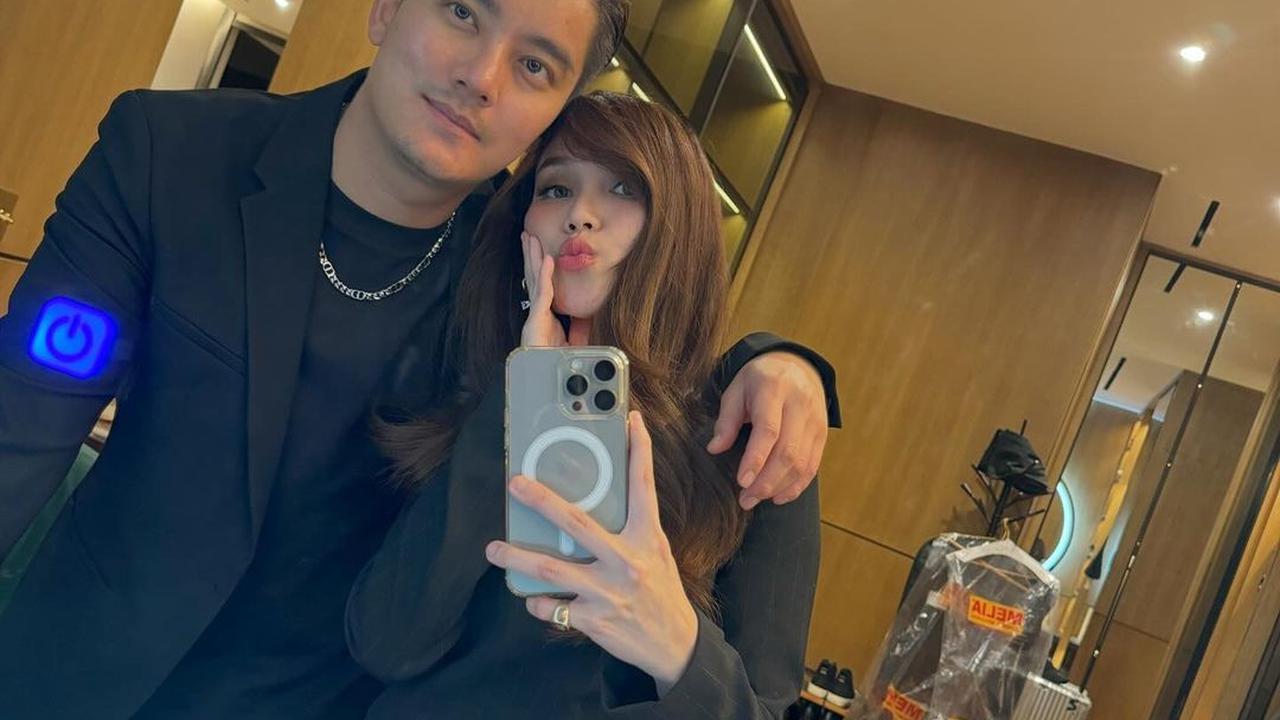 Sontak saja, potret kebersamaan Ayu dan Boy mendapat banyak komentar dari warganet. Mereka berharap keduanya menjalin hubungan serius. Pose keduanya berhasil membuat publik baper.