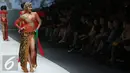 Model membawakan busana rancangan Anne Avantie di Jakarta Fashion Week (JFW) 2016 di Senayan City, Jakarta, Selasa (27/10/2015). Koleksi kali ini Anne Avantie bertema “Gambang Semarang”. (Liputan6.com/Herman Zakharia)