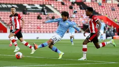 Gelandang Manchester City, David Silva melakukan tembakan ke arah gawang Southampton dalam lanjutan Liga Inggris di St. Mary Stadium, Senin (6/7/2020) dini hari.  Manchester City gagal memetik poin penuh setelah kalah tipis 0-1 saat bertandang ke markas Southamtpon. (AP Photo/Catherine Ivill,Pool)