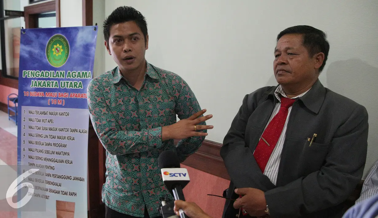 Junder Tambunan SH dan Muallim Tappa SH memberikan keterangan kepada awak media terkait sidang perceraian tambunan dan istrinya di Pengadilan Agama Jakarta Utara, Rabu (30/9/2015). (Liputan6.com/Faizal Fanani)
