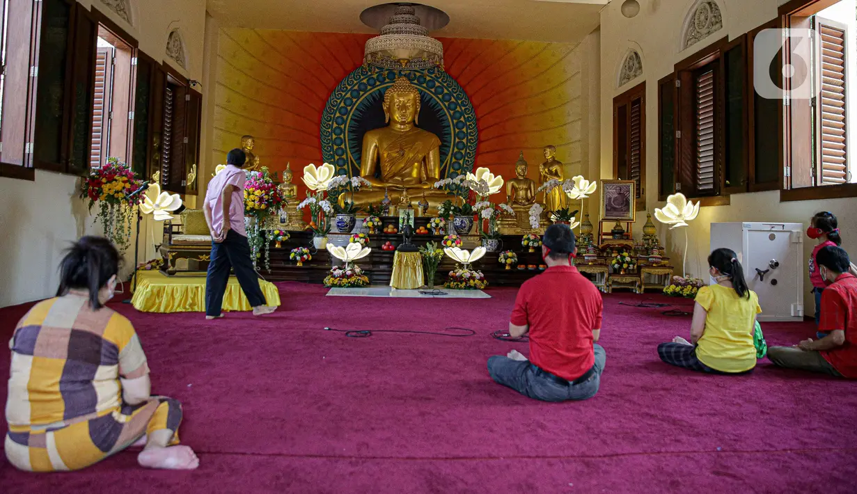 Sejumlah umat Buddha melakukan ibadah Hari Raya Tri Suci Waisak di Vihara Jakarta Dhammacakka Jaya, Rabu (26/5/2021). Pelaksanaan upacara Trisuci Waisak 2565/2021 dirayakan oleh umat Buddha secara terbatas dengan menerapkan protokol kesehatan secara ketat. (Liputan6.com/Faizal Fanani)