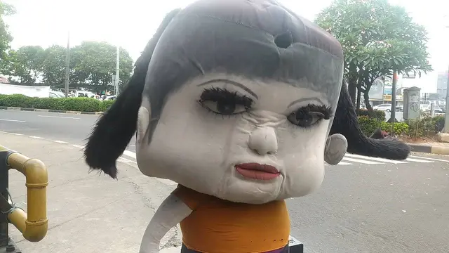 7 Potret Absurd Badut Jalanan, Bukannya Lucu Tapi Bikin Seram
