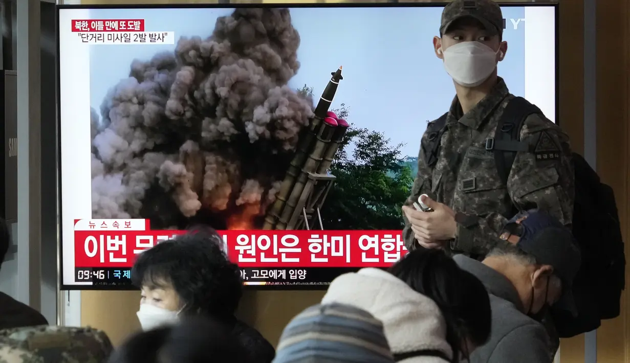 Sebuah layar TV menunjukkan gambar file peluncuran rudal Korea Utara selama program berita di Stasiun Kereta Api Seoul di Seoul, Korea Selatan, Senin (20/2/2023). Tidak ada laporan kerusakan pesawat atau kapal terkait peluncuran dua rudal Korea Utara pada Senin pagi. (AP Photo/Ahn Young-joon)