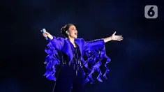 Penyanyi Raisa tampil pada konser bertajuk Raisa Live in Concert di Stadion Utama Gelora Bung Karno (SUGBK), Senayan, Jakarta, 25 Februari 2023. Konser Raisa yang sempat tertunda hampir tiga tahun karena pandemi COVID-19 ini mencetak sejarah sebagai penyanyi solo wanita yang mengadakan konser di (SUGBK). (Kapanlagi.com/Bambang E. Ros)