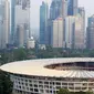 Gedung perkantoran yang menjulang tinggi dan Stadion Utama Gelora Bung Karno, Jakarta, (12/9/2017). Stadion Utama GBK dan kawasan olah raga senayan bersolek menyambut ASIAN Games 2018. (Bola.com/Nicklas Hanoatubun) 