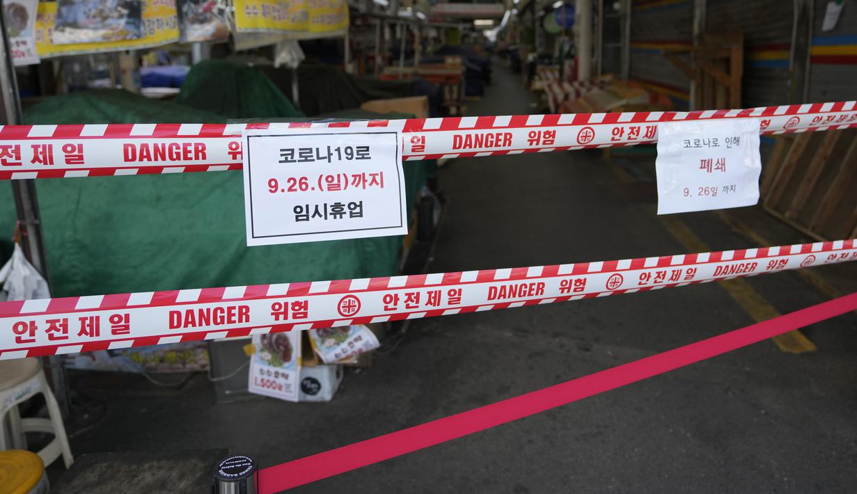 Pintu masuk pasar lokal disegel untuk langkah-langkah jarak sosial dan tindakan pencegahan terhadap virus corona di Seoul, Korea Selatan, Jumat (24/9/2021). Lonjakan harian virus corona terjadi usai orang-orang kembali liburan terbesar di negara itu tahun ini. (AP Photo/Lee Jin-man)