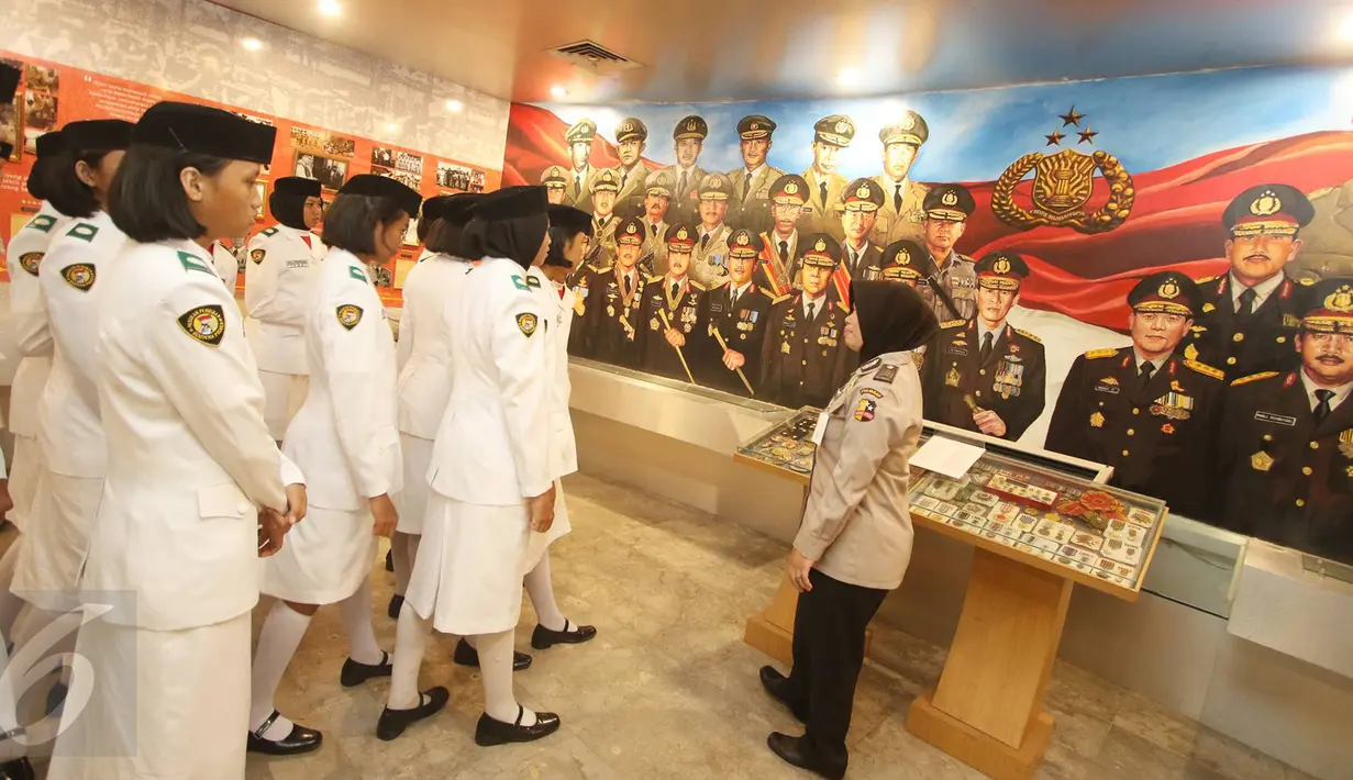 Petugas penjaga museum Polri memberi arahan kepada Pasukan pengibar bendera pada HUT RI ke-71, Jakarta, (19/8). Kunjungan mereka untuk mengetahui gambaran sejarah dan kinerja polisi secara lebih dekat. (Liputan6.com/Immanuel Antonius)
