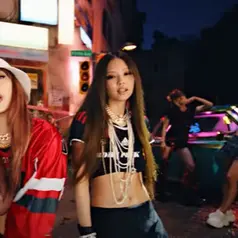 Lisa dan Jennie BLACKPINK kenakan jersey sambil pamer perut rata (YouTube BLACKPINK)