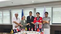 Chef Morita (Ambassador's residence chef) (Kiri), Ms. Melody Nurramdhani, ASEAN Deputy Sec-Gen Nararya S. Soeprapto, Ambassador Kiya (Mission of Japan to ASEAN), Chef Shimada dari Okuzono Restaurant (Liputan6.com/Alya Felicia Syahputri)