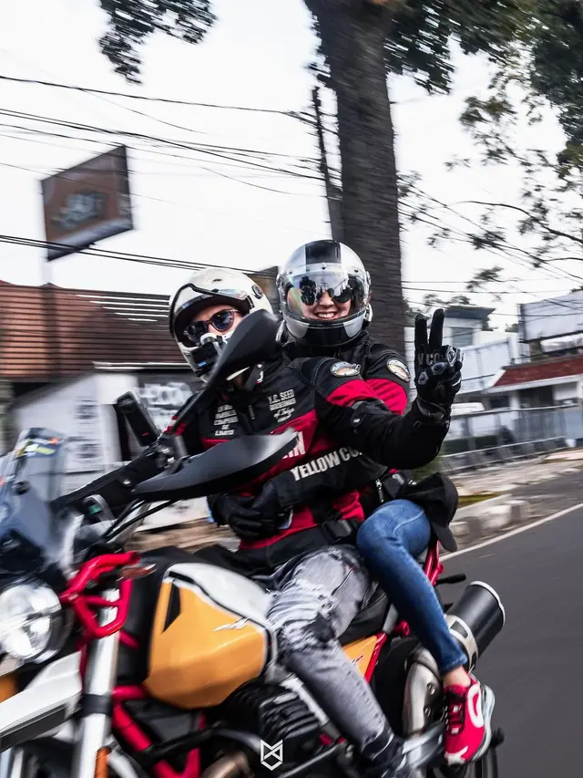 7 Potret Seru Darius Sinathrya dan Donna Agnesia  saat Touring Bareng