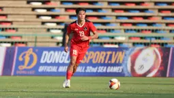 Bek Timnas Indonesia U-22, Alfeandra Dewangga menguasai bola saat menghadapi Myanmar pada laga kedua Grup A SEA Games 2023 di Olympic Stadium, Phnom Penh, Kamboja, Kamis (4/5/2023). (Bola.com/Abdul Aziz)