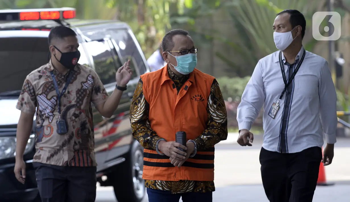 Mantan Sekretaris MA Nurhadi (tengah) saat akan menjalani pemeriksaan penyidik di Gedung KPK, Jakarta, Selasa (30/6/2020). Nurhadi diperiksa sebagai saksi untuk tersangka Direktur MIT Hiendra Soenjoto terkait dugaan suap gratifikasi pengurusan perkara di MA Tahun 2011-2016. (merdeka.com/Dwi Narwoko)