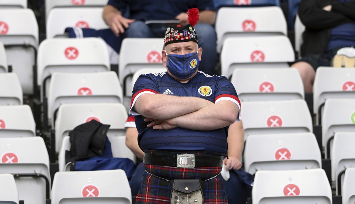 Seorang pendukung Skotlandia dengan kostum tradisional menunggu dimulainya pertandingan sepak bola Grup D UEFA EURO 2020 antara Kroasia dan Skotlandia di Hampden Park, Glasgow pada 22 Juni 2021. (Foto: AFP/Pool/Stu Forster)