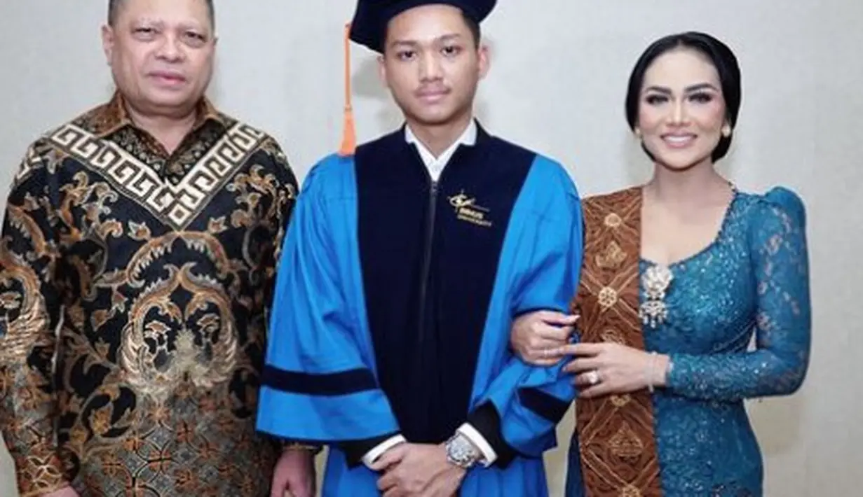 Berbeda dengan Ashanty, Krisdayanti pilih tata rambut panjang dengan gaya sanggul Jawa yang simple [@krisdayantilemos]