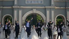 Para pasangan pengantin berpose bersama di Nanjing, Provinsi Jiangsu, China timur, pada 19 Mei 2020. Sebanyak 15 pasangan pengantin pada Selasa (19/5) berfoto bersama di Nanjing menjelang upacara pernikahan massal mereka yang dihelat pada 20 Mei. (Xinhua/Ji Chunpeng)