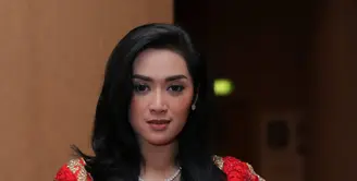 Penyanyi yang memiliki sebutan Syahrini KW, Tiara Dewi merayakan Idul Fitri di Cianjur, Jawa Barat. Lantas seperti apa rutinitasnya sebelum Hari Raya Idul Fitri. (Andy Masela/Bintang.com)