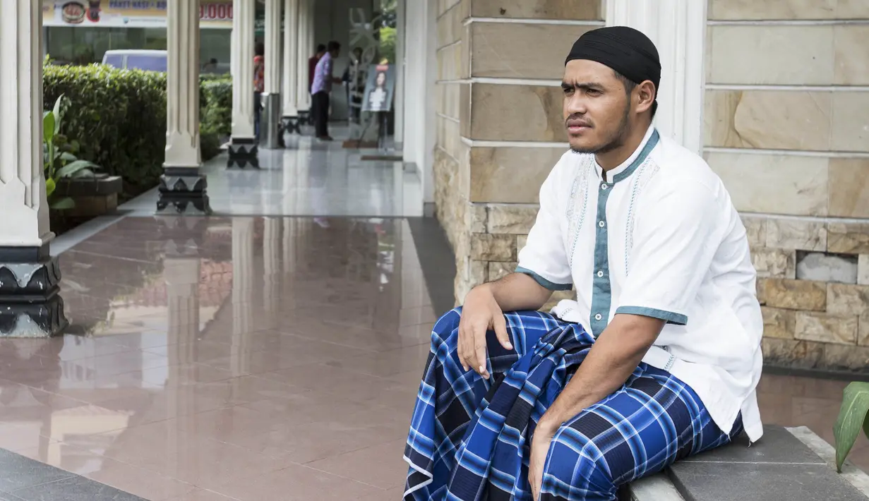 Bek Semen Padang, Novrianto, bersantai usai menjalani ibadah Salat Jumat di Masjid Kartika Chandra, Jakarta, Jumat (22/1/2016). (Bola.com/Vitalis Yogi Trisna)