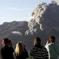 Seorang wisatawan mengabadikan gambar semburan abu vulkanik dari Gunung Bromo yang sedang erupsi di Ngadisari, Probolinggo, Jawa Timur, Rabu (6/1/2016). (REUTERS/Darren Whiteside)