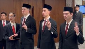 Ole Romeny, Dion Markx, dan Tim Geypens menjadi WNI usai mengambil sumpah di London, Sabtu (8/2/2025). (Istimewa)