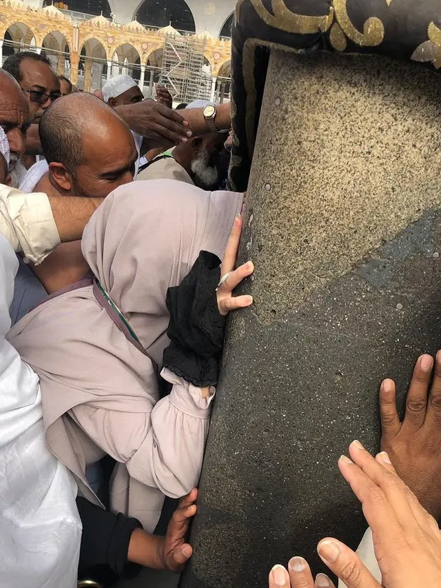 Zaskia Gotik melakukan ibadah umrah (Instagram/zaskia_gotix)