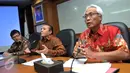 Sekjen Kementrian LHK Bambang Hendroyono (Tengah) menggelar konferensi pers terkait pembakaran hutan di Riau, Jakarta, Selasa (22/9/2015). Kemen LHK mencabut izin operasi empat perusahaan yang terbukti melakukan pembakaran. (Liputan6.com/Johan Tallo) 