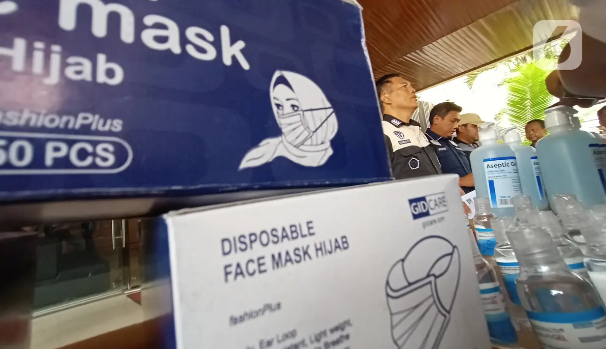 Barang bukti masker dan hand sanitizer botol ditunjukkan saat rilis di Polda Jateng, Semarang, Selasa (4/3/2020). Menurut Kabid Humas Polda Jateng, Kombes Iskandar F Sutisna, penangkapan tersangka berawal dari patroli siber saat masker mengalami kelangkaan di pasaran. (Liputan6.com/Gholib)