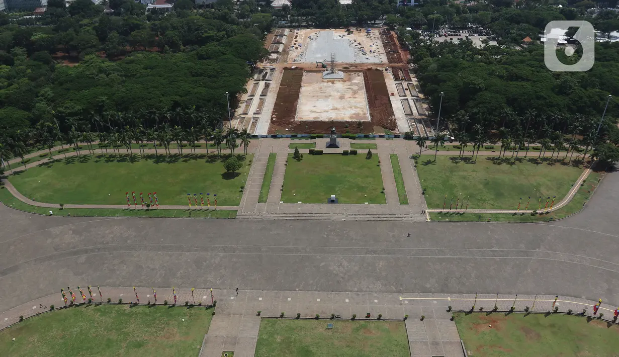 Suasana revitalisasi  taman sisi selatan Monunem Nasional, Jakarta, Rabu (29/1/2020). Berdasarkan hasil rapat koordinasi Pemprov bersama DPRD DKI Jakarta, proyek revitalisasi monas dihentikan sementara menunggu surat persetujuan dari Kemensetneg. (Liputan6.com/Herman Zakharia)