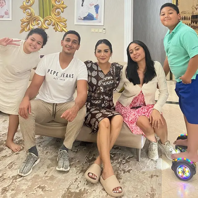 Krisdayanti dan anak sambungnya (Instagram/krisdayantilemos)