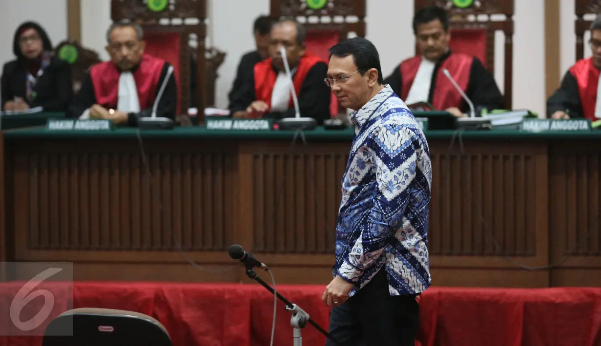 Basuki Tjahaja Purnama atau Ahok kembali duduk ke kursi terdakwa setelah berunding dengan tim penasehat hukumnya di Kementan, Jakarta, Selasa (9/5). Majelis Hakim menjatuhkan vonis selama dua tahun penjara terhadap Ahok. (Liputan6.com/RAMDANI/Pool)