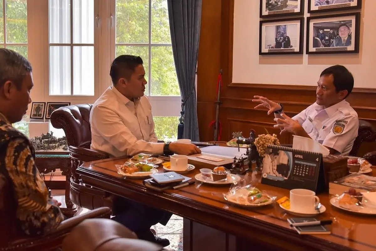 Seskab Teddy Indra Wijaya menerima kunjungan Direktur Utama (Dirut) PT Bank Tabungan Negara (BTN) Persero dan Dirut PT Kereta Api Indonesia (KAI) Bobby Rasyidin.