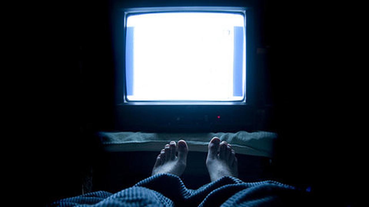 Tidur dengan televisi menyala dapat menyebabkan depresi