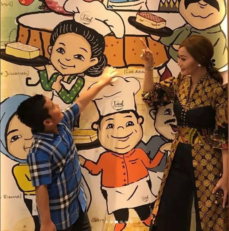 Inul Daratista ajak anak saat pembukaan toko kue (Foto: Instagram)