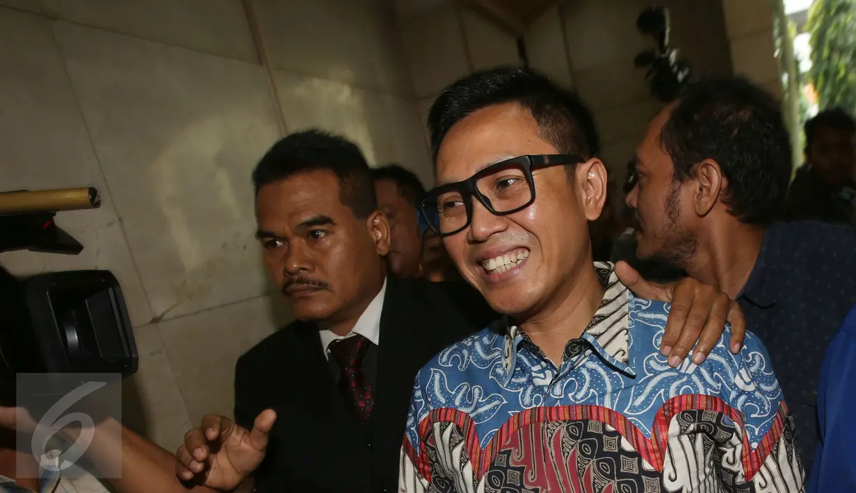 Anggota DPR Eko Hendro Purnomo alias Eko Patrio memasuki Bareskrim Polri Gedung KKP, Jakarta, Jumat (16/12). Eko memenuhi panggilan Bareskrim terkait pernyataannya soal penangkapan teroris di Bekasi adalah pengalihan isu. (Liputan6.com/Herman Zakharia)
