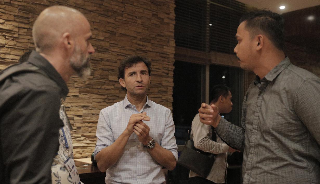 Mantan pelatih Timnas Indonesia, Luis Milla, usai bertemu dengan PSSI di New World Manila Bay Hotel, Jumat malam (29/11). Pelatih asal Spanyol itu memberikan presentasi tentang rencananya untuk Timnas Indonesia. (Bola.com/Zulfirdaus Harahap)