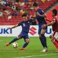 Singapura akhirnya bisa menyamakan skor 1-1 di menit ke-4 masa injury time babak pertama. Gol yang dicetak Song Ui-yong justru terjadi usai Singapura kehilangan Safuwan Baharudin yang mendapat kartu kuning kedua dua menit sebelumnya. (AFP/Roslan Rahman)