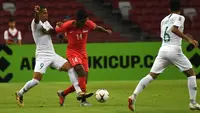 Gelandang Singapura, Hariss Harun (tengah), beraksi melawan timnas Indonesia pada laga Grup B Piala AFF 2018 di Stadion Nasional Singapura, Jumat (9/11/2018). (AFP/Roslan Rahman)
