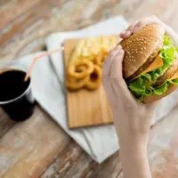 Junk Food Bisa Timbulkan Jerawat?