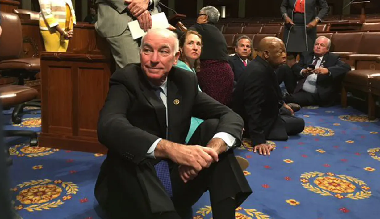 Anggota dewan Partai Demokrat Amerika Serikat menggelar protes dengan duduk di lantai saat kongres di Dewan Perwakilan Rakyat AS, Rabu (22/6). Mereka mendesak pimpinan DPR melakukan voting soal pengendalian senjata. (REUTERS/U.S. Rep.John Yarmuth/Handout)