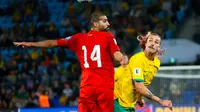 Pemain Australia, Jackson Irvine (kanan) berduel dengan pemain Bahrain, Ali Haram, pada laga Kualifikasi Piala Dunia 2026 zona Asia, di Robina Stadium, Gold Coast, Kamis (5/9/2024). (AFP / Patrick Hamilton)