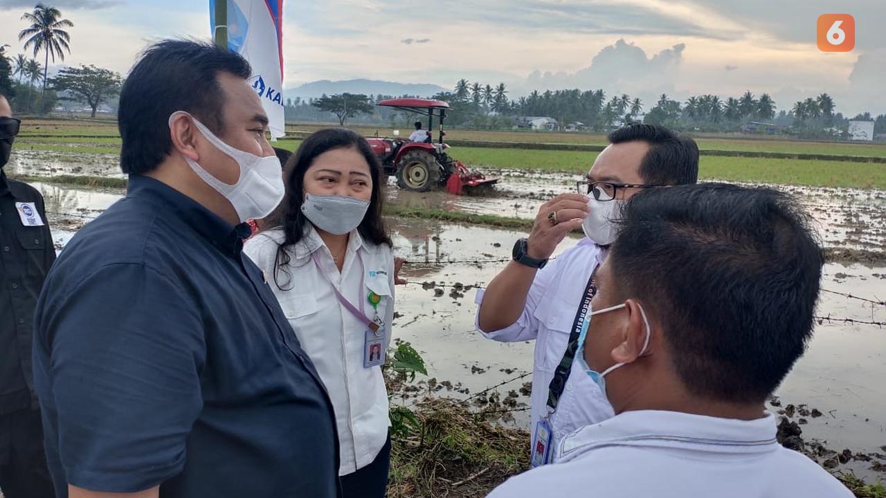 Wakil Ketua DPR RI Rachmat Gobel saat melihat langsung aktivitas pertanian di Kabupaten Gorontalo (Arfandi Ibrahim/Liputan6.com)