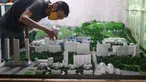 Pekerja tengah membuat maket tata bangunan di industri rumahan di Jakarta, Selasa (2/2/2021). Kementerian Koperasi dan UKM menetapkan enam strategi yang akan diterapkan tahun ini untuk membangkitkan sektor koperasi dan UMKM. produk. (Liputan6.com/Angga Yuniar)