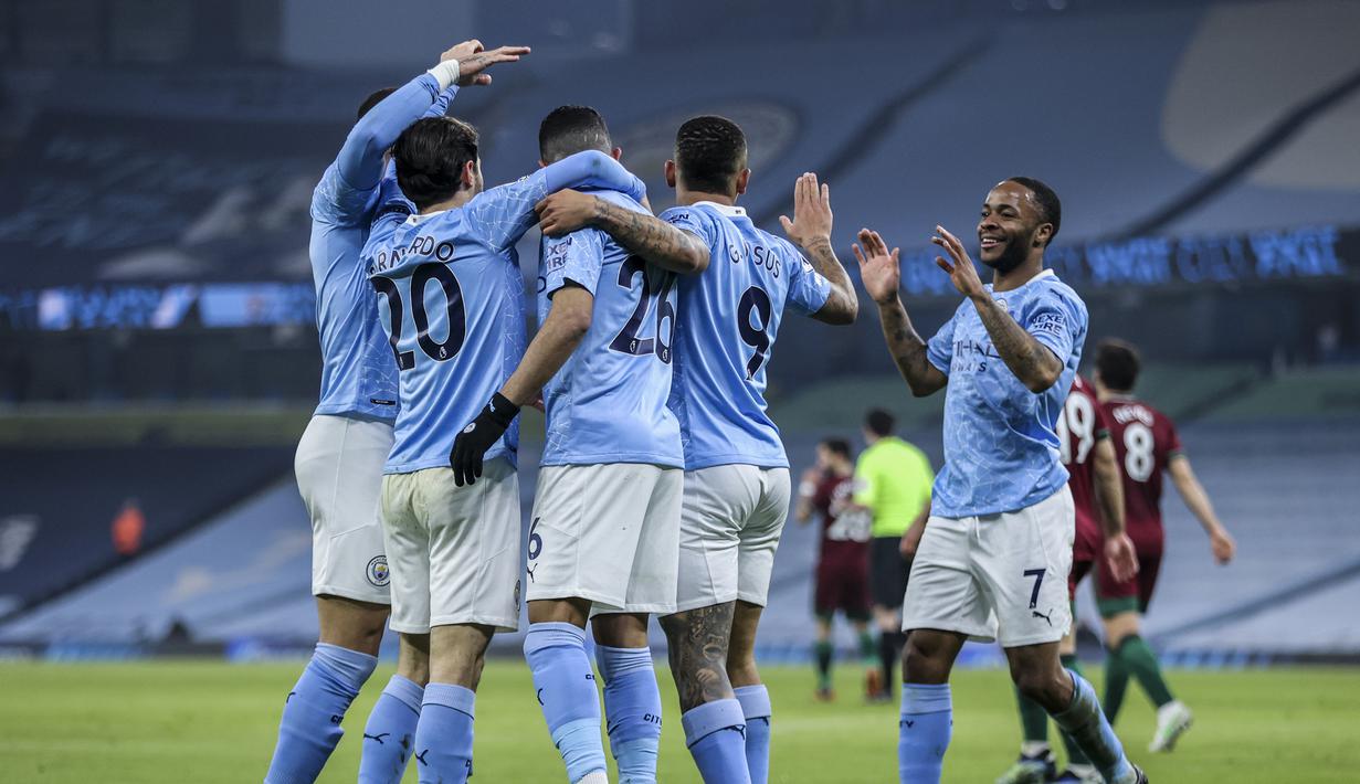Para pemain Manchester City merayakan gol pertama lewat bunuh diri gelandang Wolverhampton Wwanderers, Leander Dendoncker dalam laga lanjutan Liga Inggris 2020/21 pekan ke-27 di Etihad Stadium, Selasa (2/3/2021). Manchester City menang 4-1 atas Wolverhampton. (AP/Clive Brunskill/Pool)