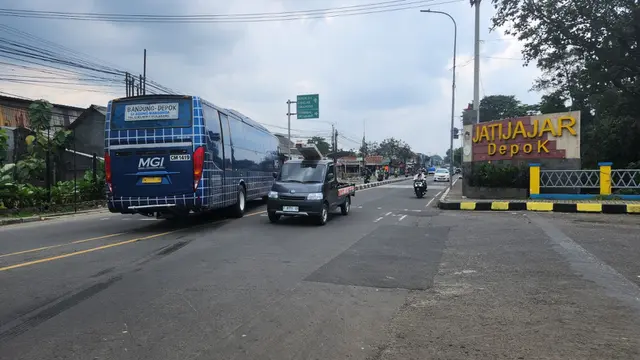 Pos Pelayanan Polres Metro Depok yang berada di depan Terminal Jatijajar, Tapos, Depok.