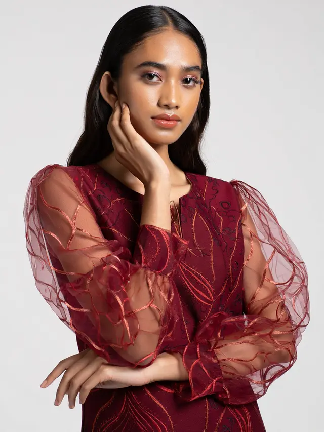 Batik Lengan Balon dengan Renda Transparan untuk Pesta